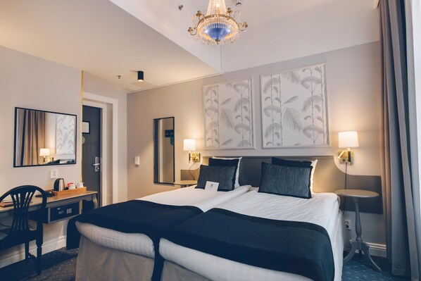 Standaard Twin kamer | Een kluis op de kamer, een bureau, een laptopwerkplek, gratis wifi