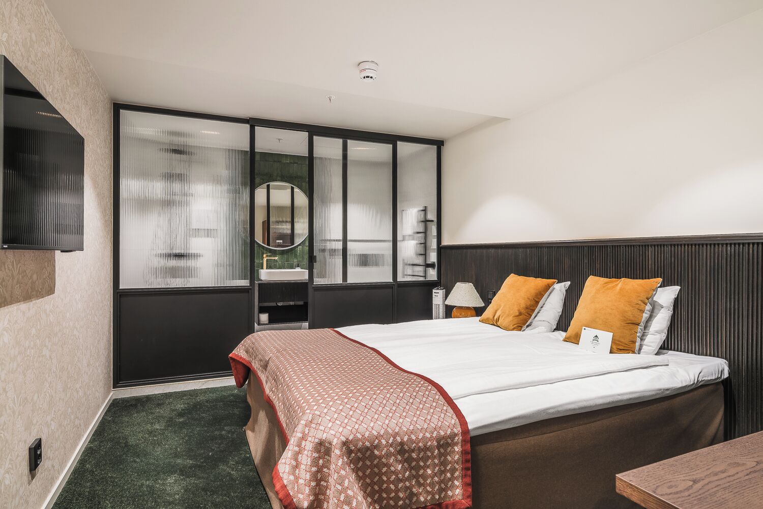 Kahden hengen comfort-huone, ei ikkunoita | Tallelokero huoneessa, työpöytä
