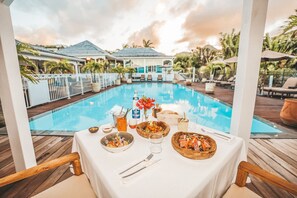 3 bars/lounges, poolside bar