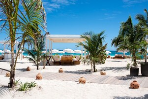 3 间餐厅，供应早餐、午餐和晚餐，国际美食