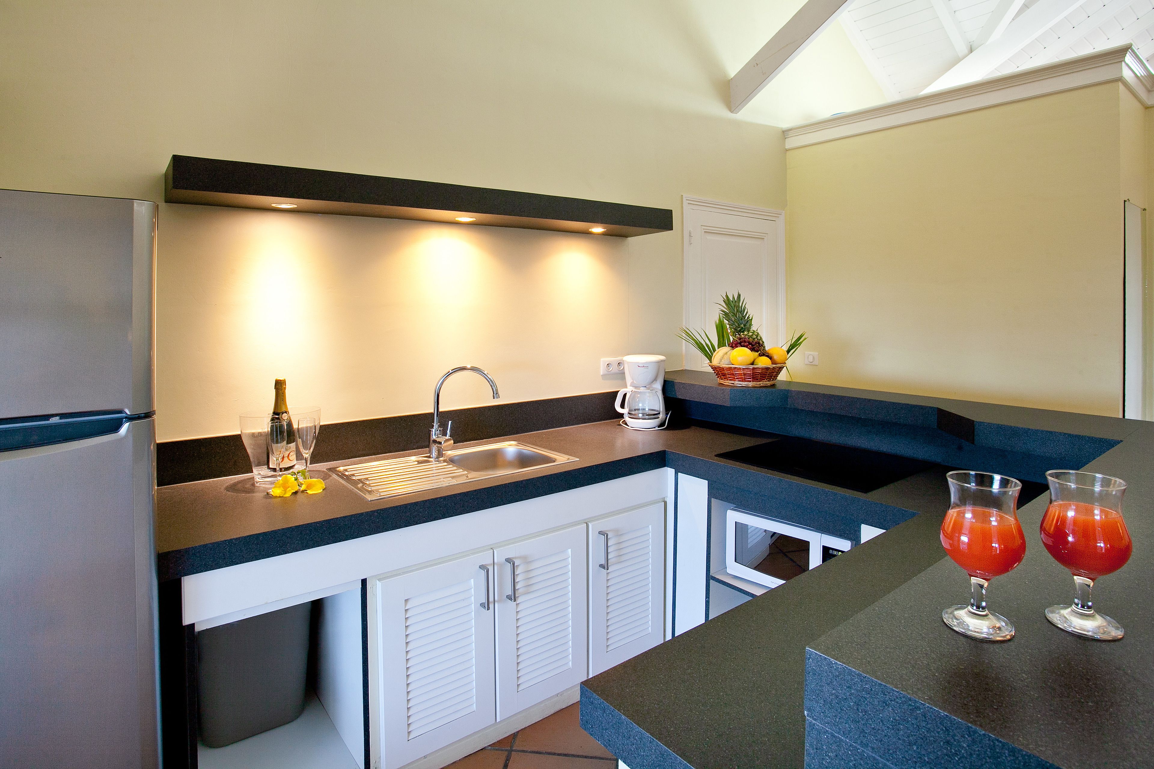 fridge, microwave, stovetop, coffee/tea maker