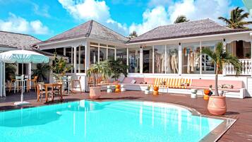 Piscine extérieure, chaises longues