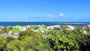 Un resort costero con villas, campo de golf y vista al océano.