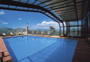 Una piscina al aire libre de temporada