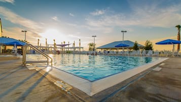 2 piscinas externas, funciona das 8h às 22h, espreguiçadeiras