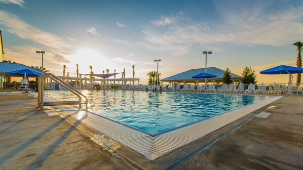 2 piscines extérieures, accès possible de 8 h à 22 h, chaises longues