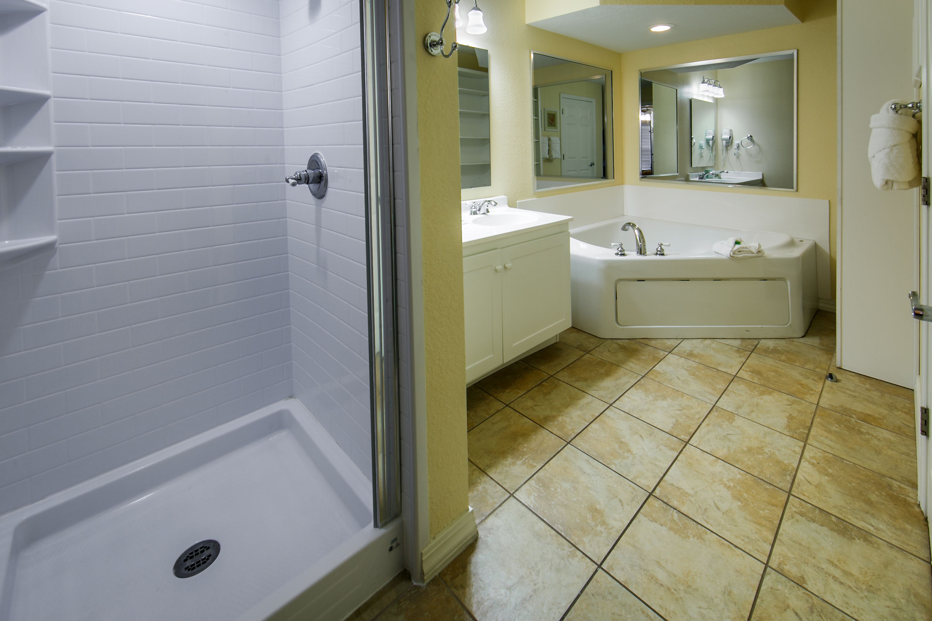 Un baño con ducha, lavabo, bañera e inodoro.