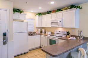 Room, 3 Bedrooms (Lodge) | Private kitchen