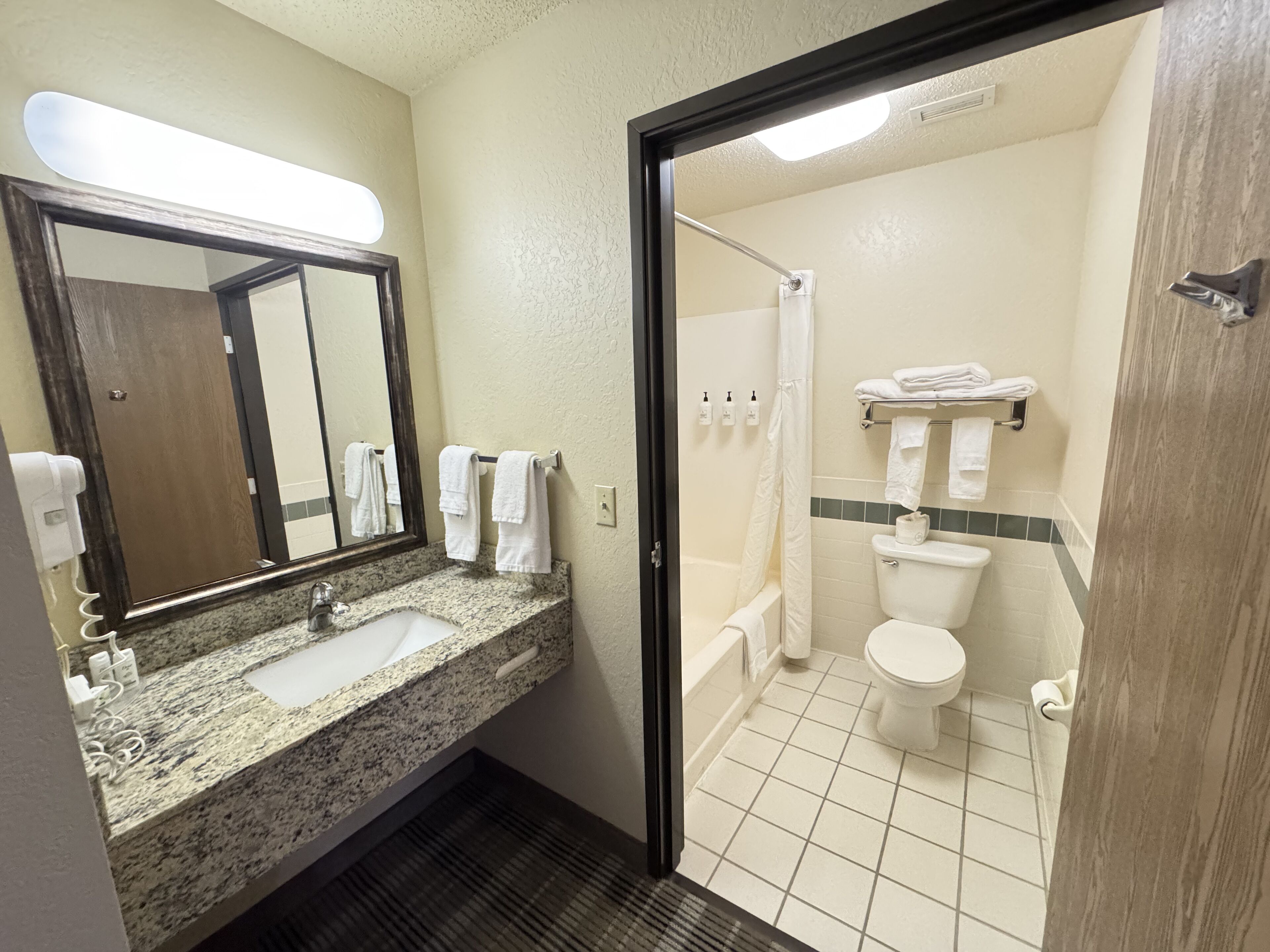 combined shower/bathtub, hydromassage showerhead, free toiletries