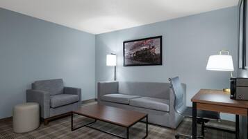 Suite Deluxe, 1 habitación, para no fumadores (1 King Bed and Sofa Bed) | Ropa de cama de alta calidad, muebles diferentes y escritorio