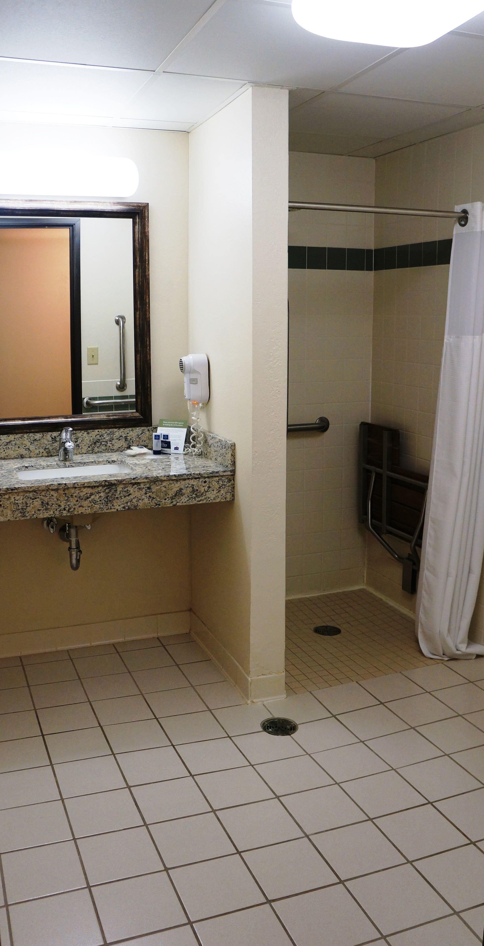 combined shower/bathtub, hydromassage showerhead, free toiletries