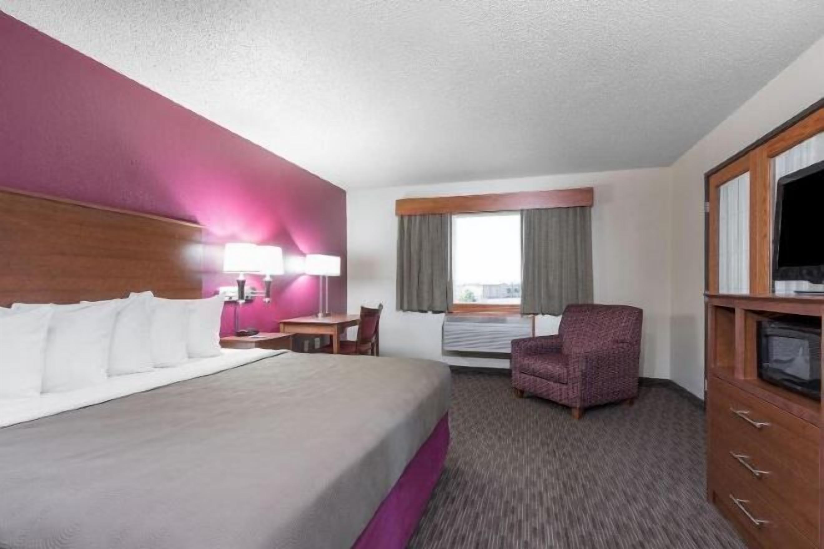 高級寢具、布置獨特、書桌、筆電工作空間