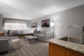 Studio Suite, 1 Queen Bed, Non Smoking | 高級寢具、布置獨特、書桌、筆電工作空間