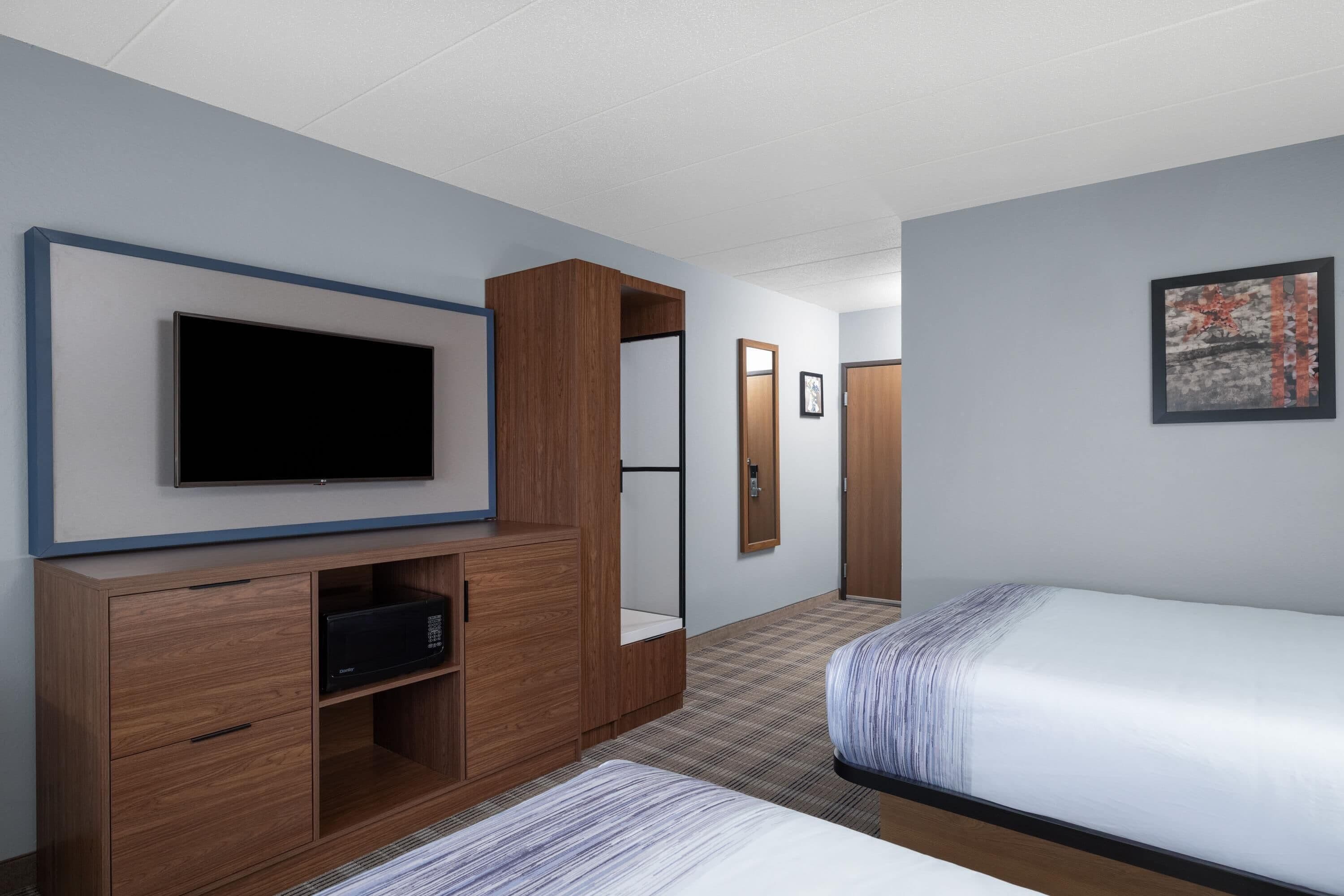 Habitación estándar, 2 camas de matrimonio, no fumadores (Mobility, Roll-in Shower) | Ropa de cama de alta calidad, mobiliario individual, escritorio