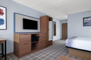Deluxe Room, 1 Queen Bed, Non Smoking | Premium bedding, individually furnished, desk, laptop workspace - AmericInn by Wyndham Baldwin (Baldwin)