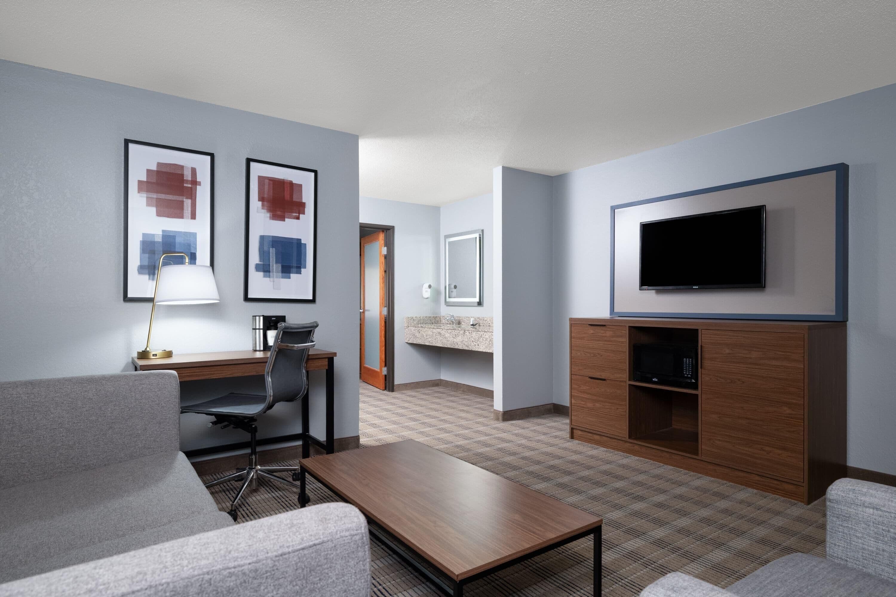 ห้องดีลักซ์สวีท, 1 ห้องนอน, ปลอดบุหรี่ (1 King Bed and Sofa Bed) | เครื่องนอนระดับพรีเมียม, ตกแต่งพิเศษโดยเฉพาะ, โต๊ะทำงาน