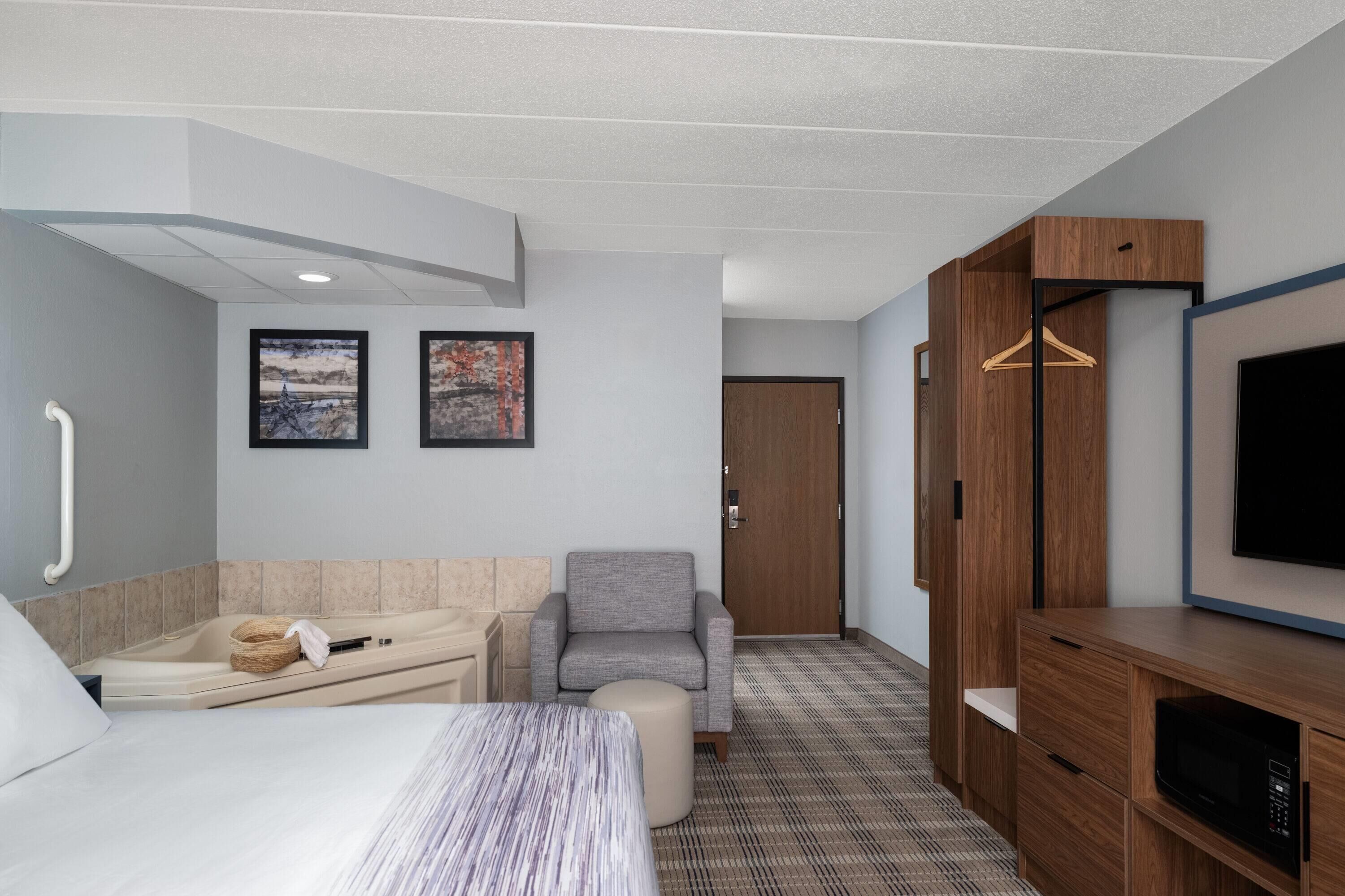 Standard Room, 1 King Bed, Non Smoking | Jetted tub