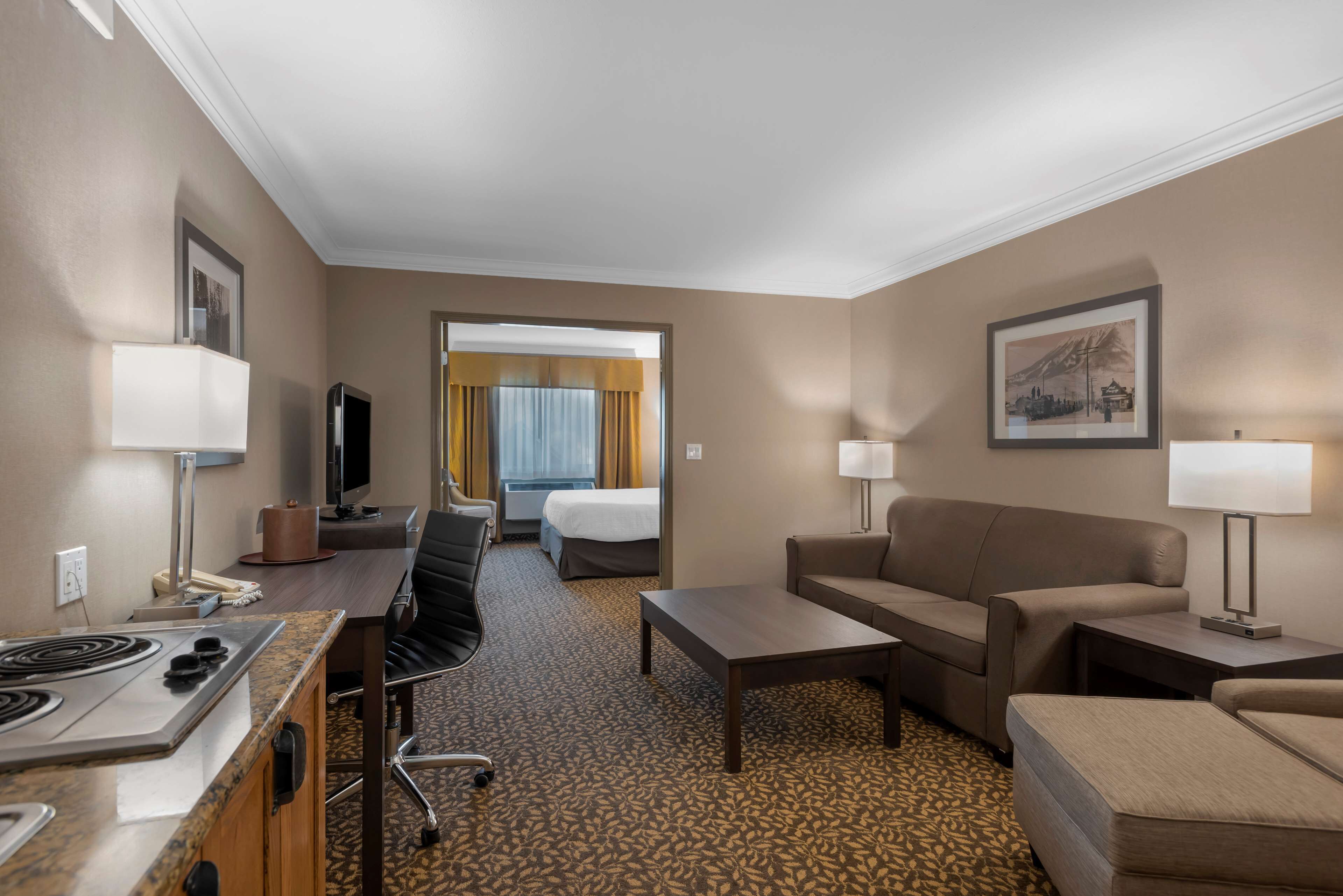 Suite, 1 King Bed, Non Smoking, Kitchenette (with Sofabed) | Desk, laptop workspace, iron/ironing board, free WiFi