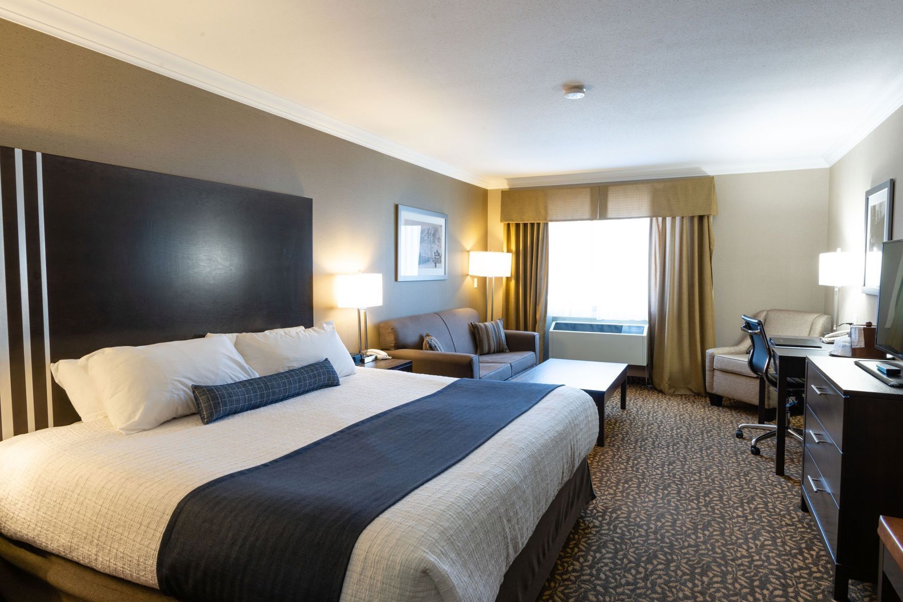 Desk, laptop workspace, iron/ironing board, free WiFi