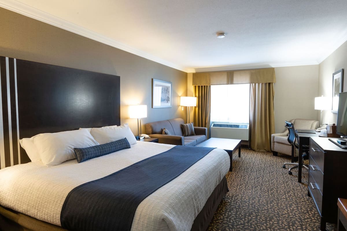 Desk, laptop workspace, iron/ironing board, free WiFi