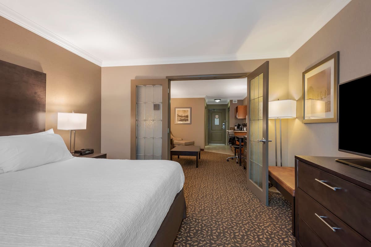 Desk, laptop workspace, iron/ironing board, free WiFi