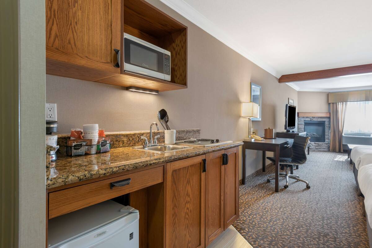 fridge, microwave, coffee/tea maker