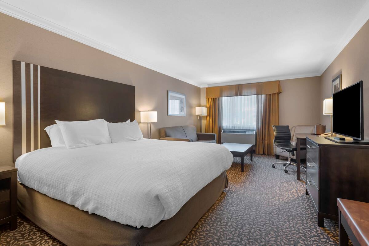 desk, laptop workspace, iron/ironing board, free wifi