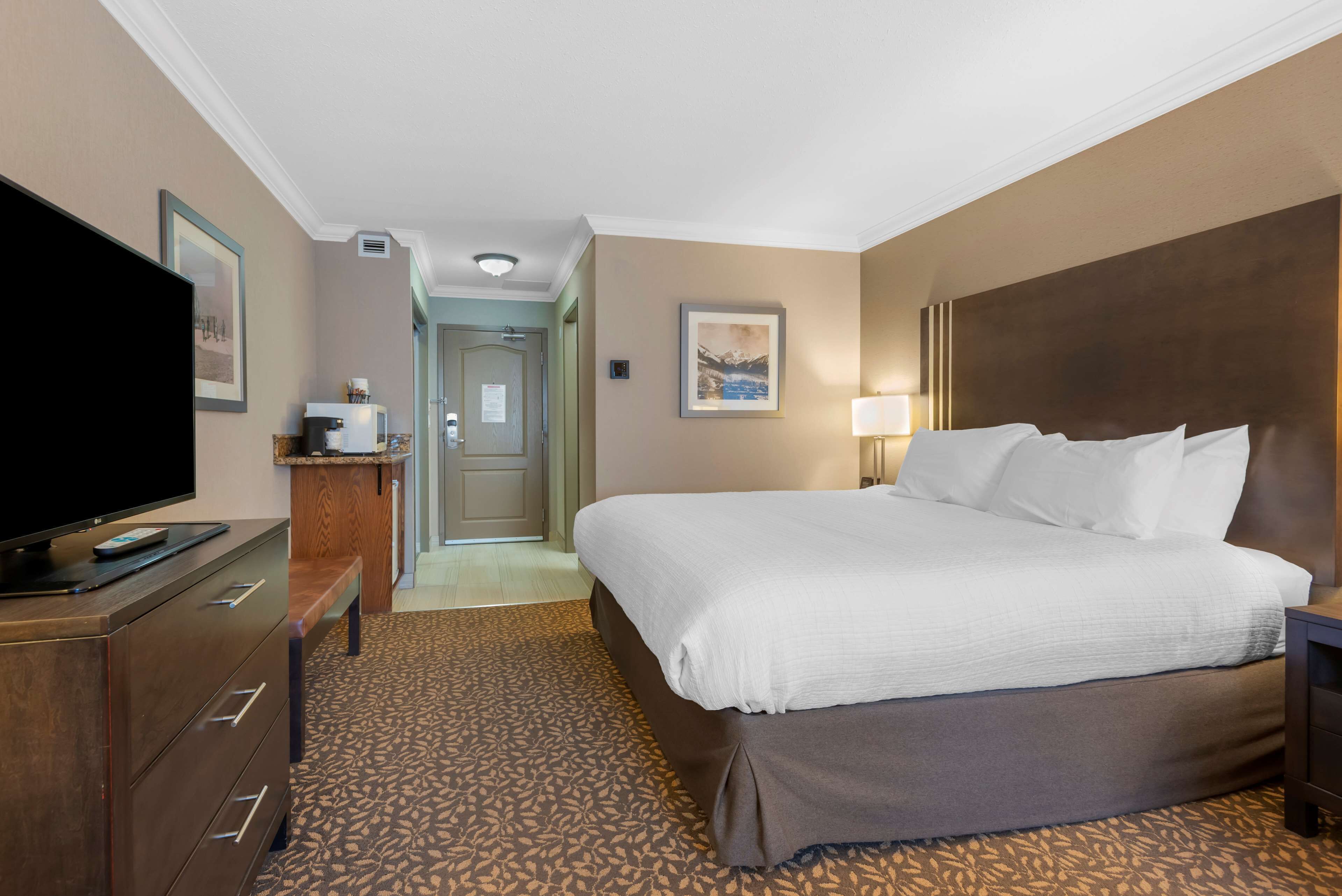 Desk, laptop workspace, iron/ironing board, free WiFi