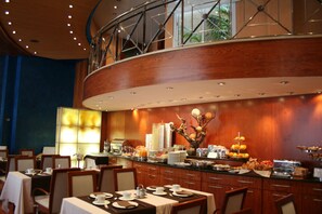 Daily buffet breakfast (EUR 9.50 per person) - Hotel Garbi Millenni (Barcelona)