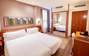 Zimmersafe, Schreibtisch, schallisolierte Zimmer, Bügeleisen/Bügelbrett