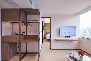 Rosedale Suite | In-room safe, desk, iron/ironing board (on request), WiFi (free)