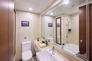 Combined shower/bathtub, deep-soaking bathtub, free toiletries