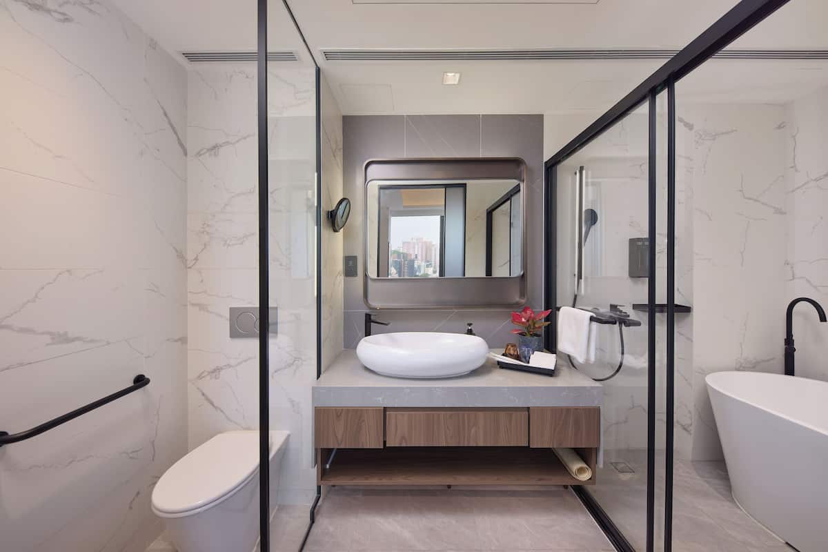 Rosedale Suite | In-room safe, desk, iron/ironing board (on request), WiFi (free)