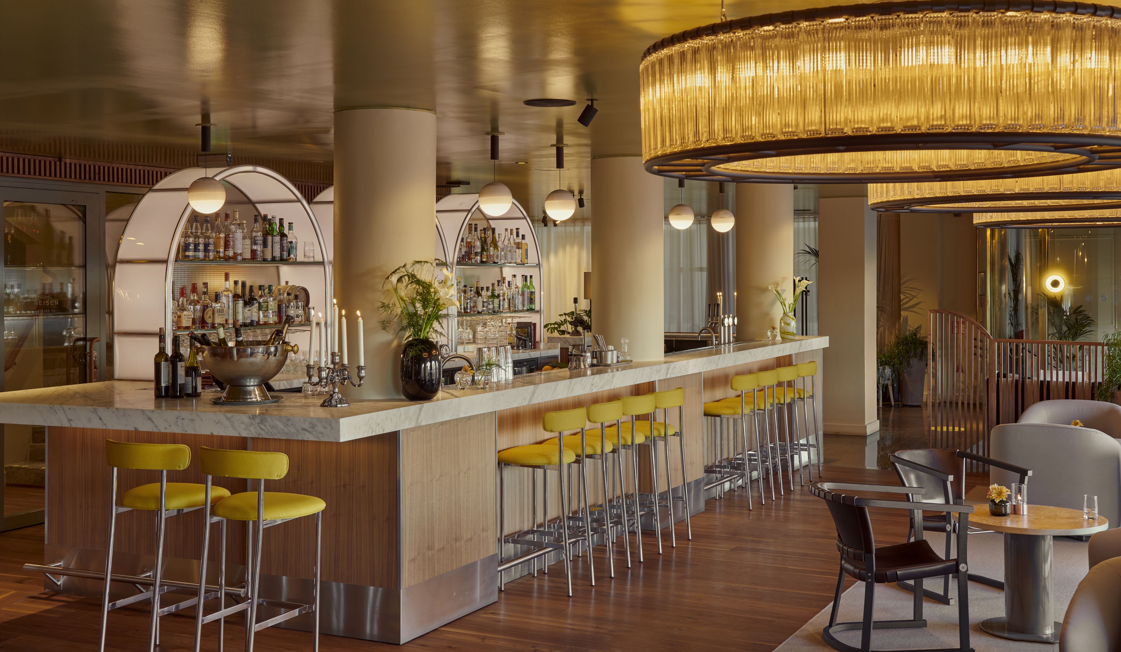 2 bars/lounges, lobby lounge, cocktail bar