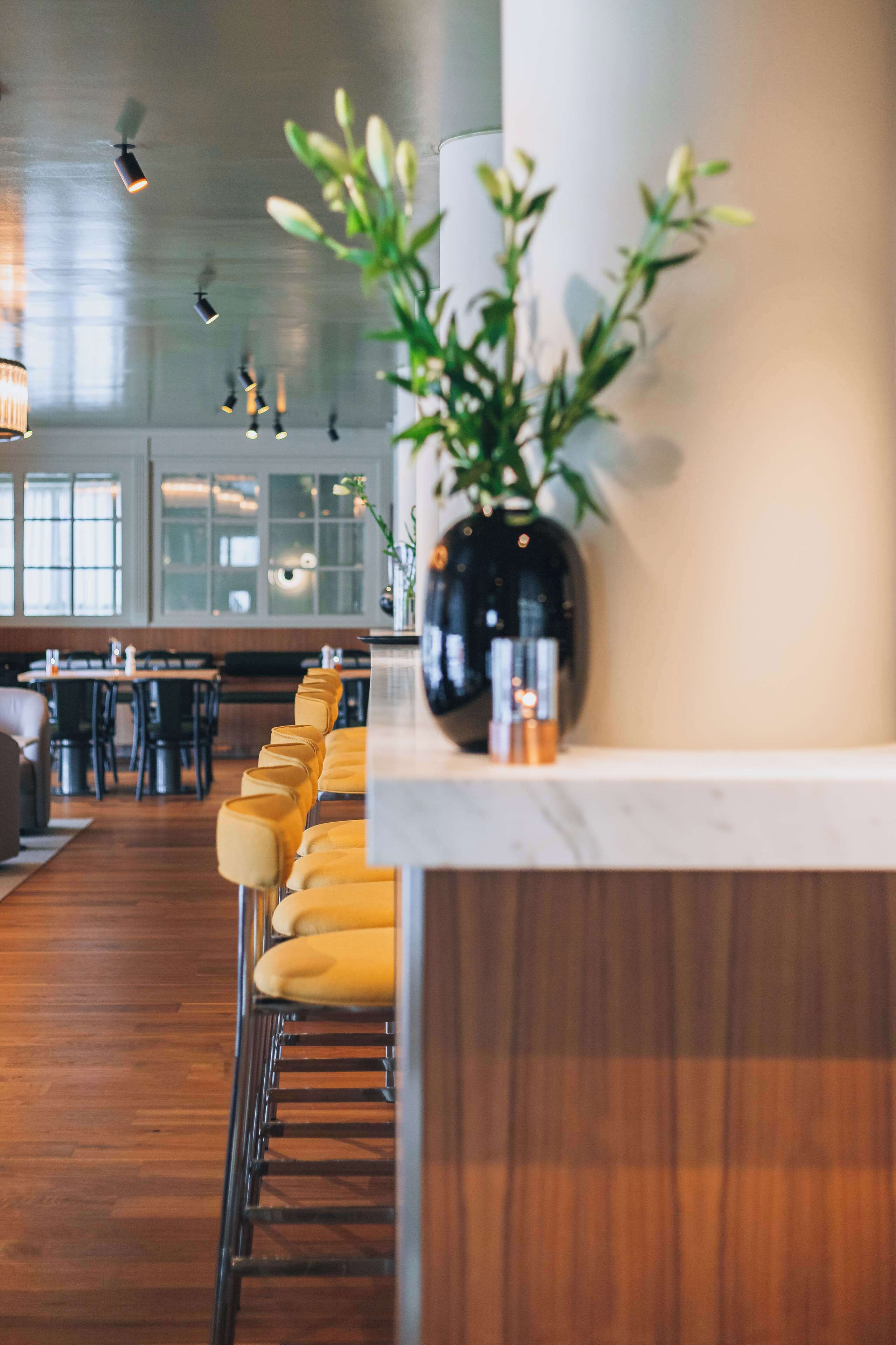 2 bars/lounges, lobby lounge, cocktail bar