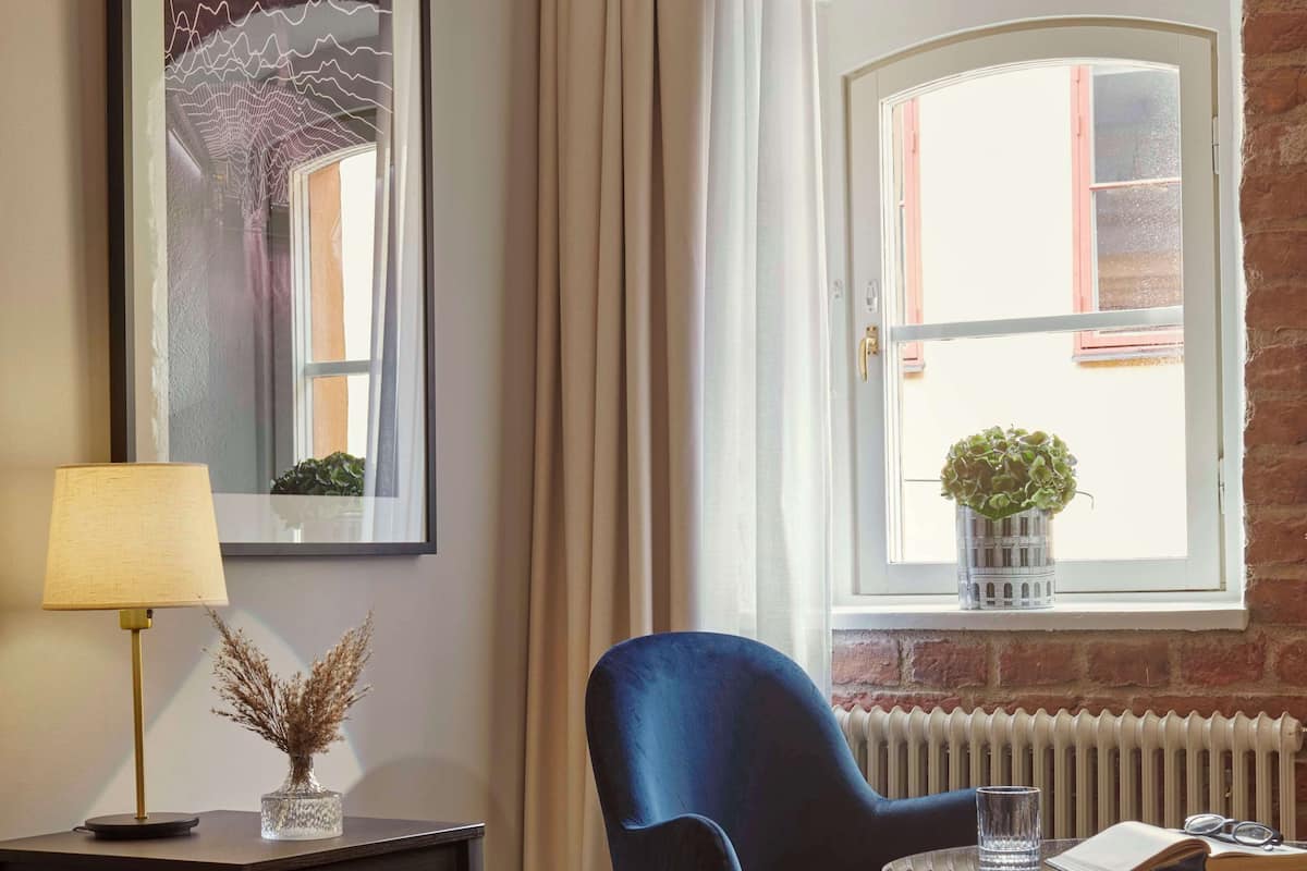 Standard Room, 1 King Bed | 1 bedroom, premium bedding, pillowtop beds, minibar