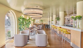 2 bars/lounges, lobby lounge, cocktail bar