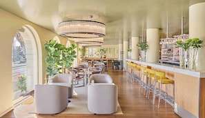 2 bars/lounges, lobby lounge, cocktail bar