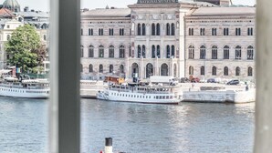 Vista del edificio del Museo Nacional sobre un cuerpo de agua, con un bote atracado al frente.