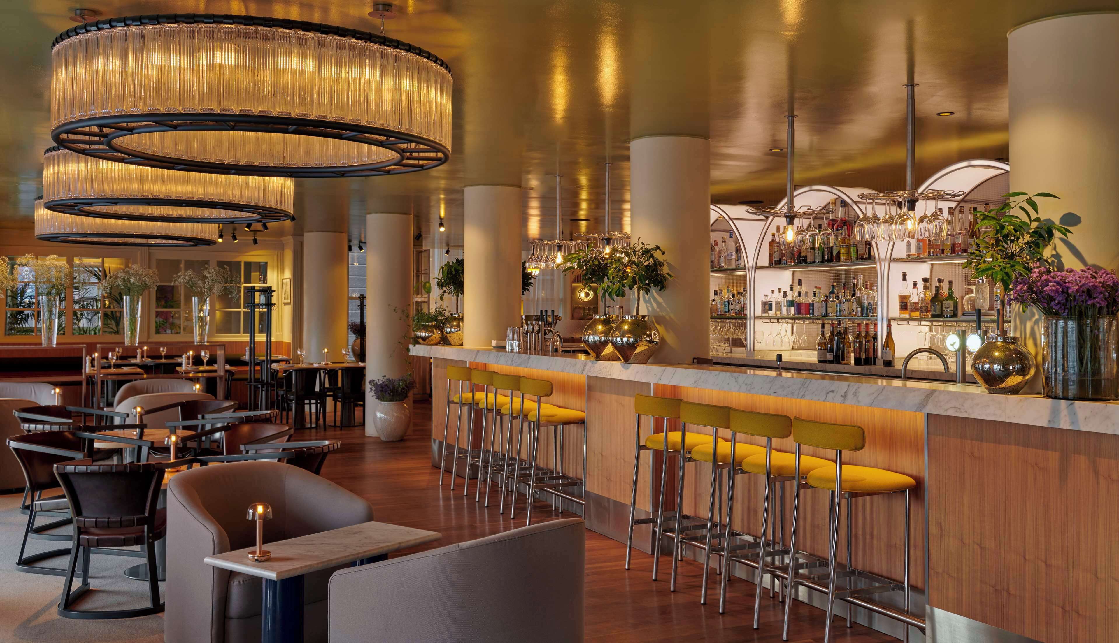 2 bars/lounges, lobby lounge, cocktail bar