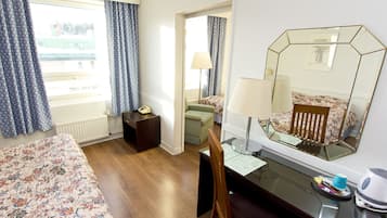 Escritorio, wifi gratis, ropa de cama y acceso para silla de ruedas