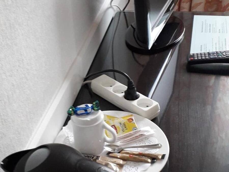 Un bureau avec un écran d’ordinateur, un clavier et un casque audio.