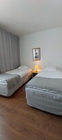 Escritorio, wifi gratis, ropa de cama y acceso para silla de ruedas 