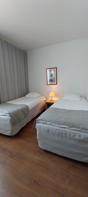 Twin Room | Desk, free WiFi, bed sheets, wheelchair access