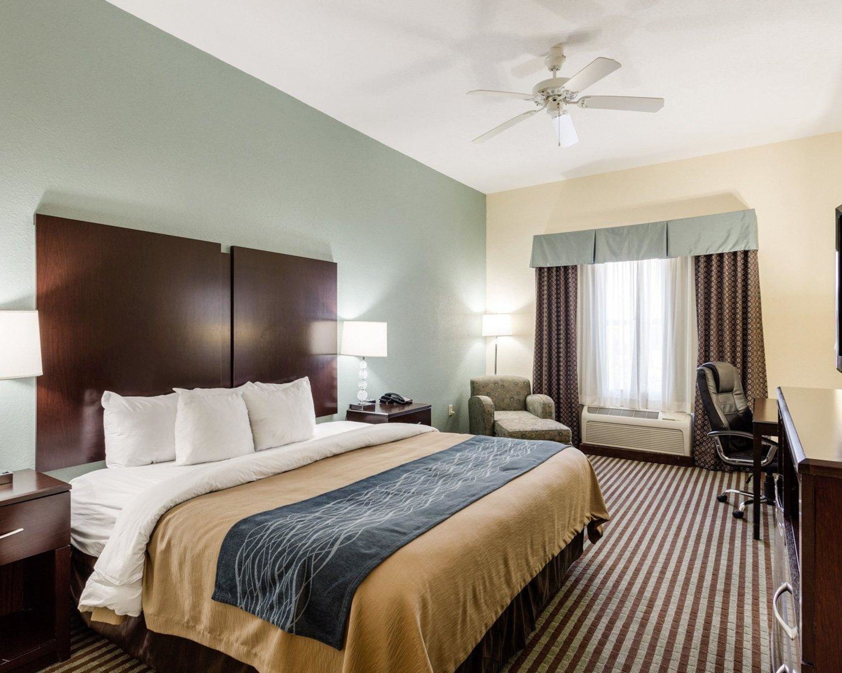 Seprai premium, tempat tidur Select Comfort, dan meja kerja