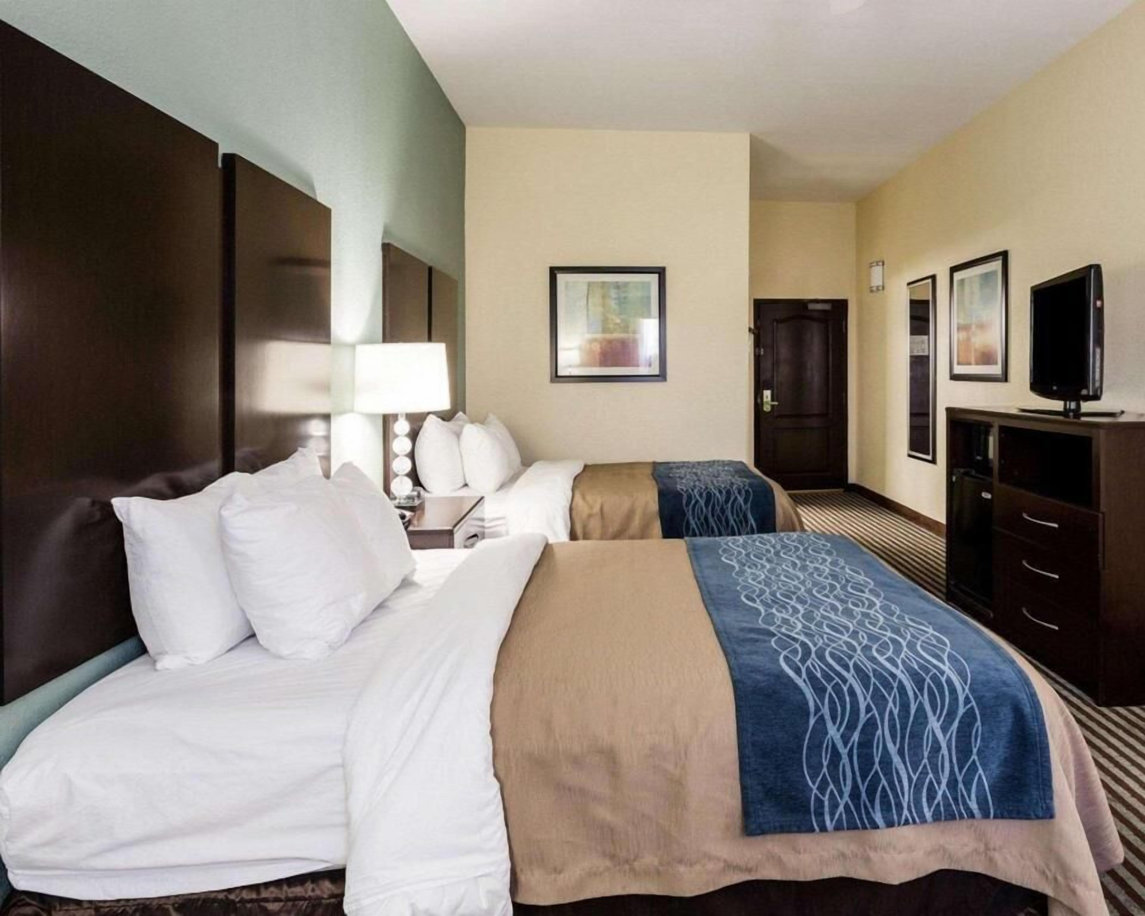 Seprai premium, tempat tidur Select Comfort, dan meja kerja