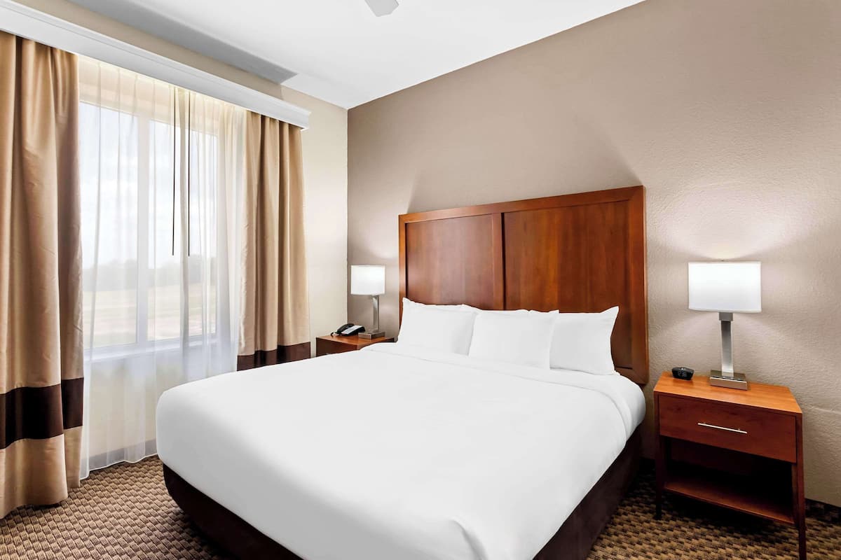 Suíte, 1 cama King, para não fumantes | 1 quarto, roupas de cama premium, camas Select Comfort, escrivaninha