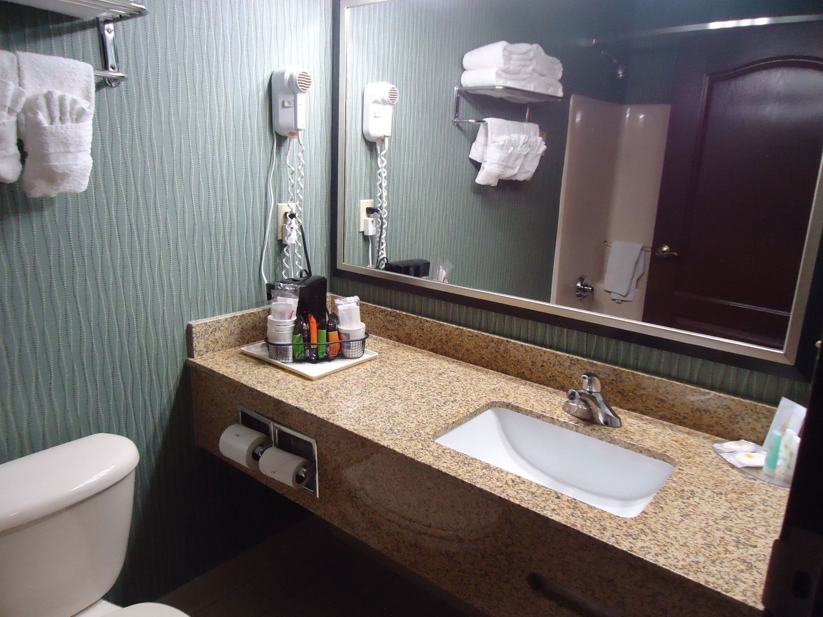 Kamar mandi | Perlengkapan mandi gratis, pengering rambut, handuk, dan sabun