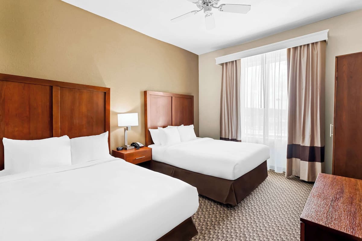 Suíte, 1 cama Queen, para não fumantes | 1 quarto, roupas de cama premium, camas Select Comfort, escrivaninha