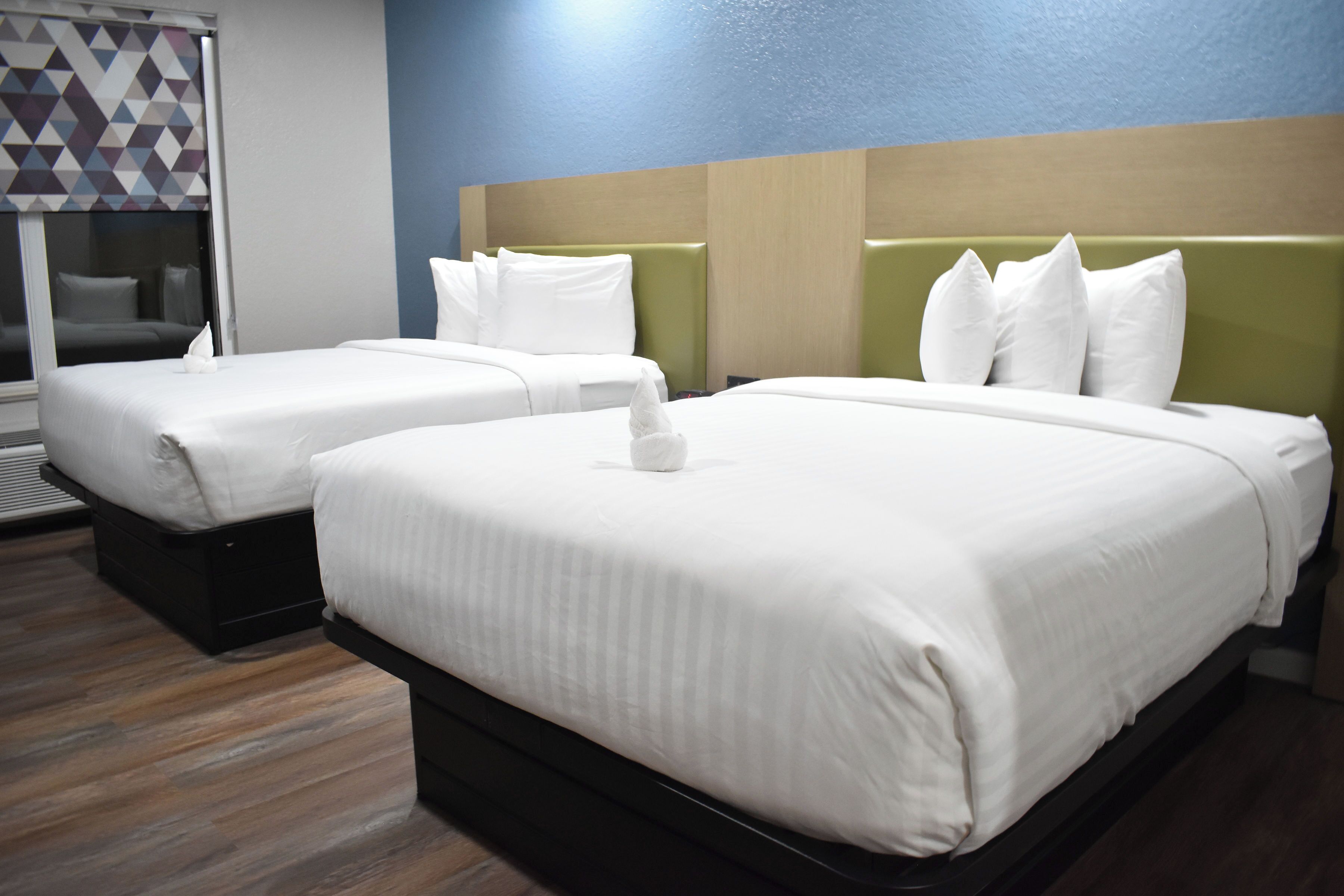 Bàn, màn/rèm cản sáng, bàn ủi/dụng cụ ủi quần áo 